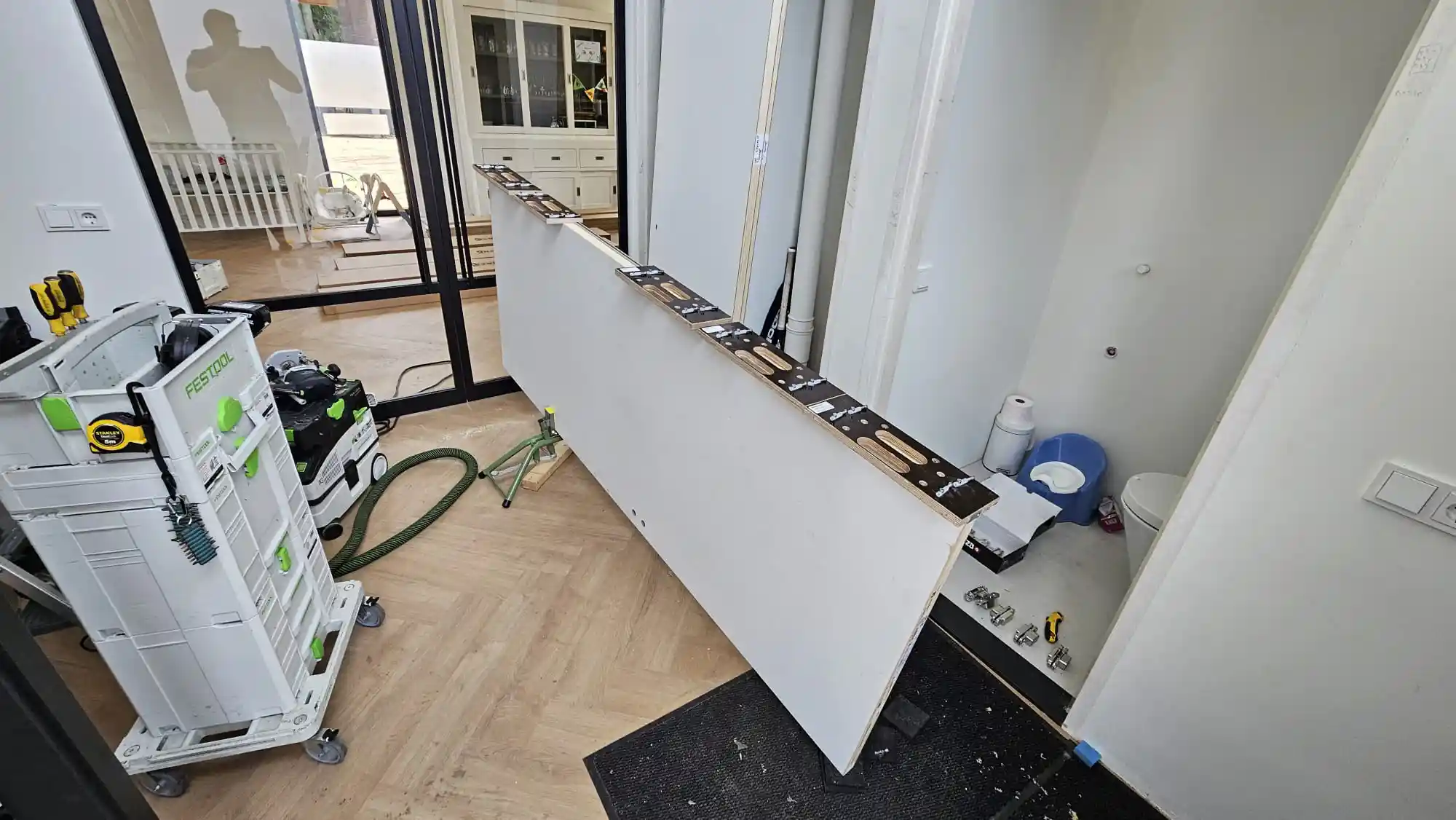 Gereedschap en een deur tijdens een klus van CG Company
